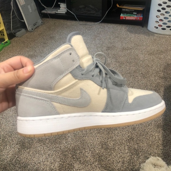 Jordan 1 Mid - Picture 2 of 2